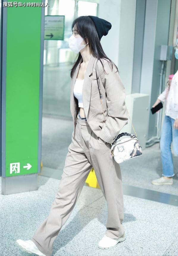 整体 秦岚带火一种潮流,叫“里面夏天,外面冬天”,时尚减龄太有范儿