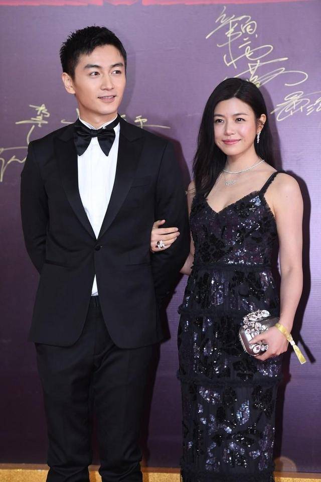 黑色 陈妍希终于性感一回！身穿黑色V领吊带裙优雅温婉，精致高级