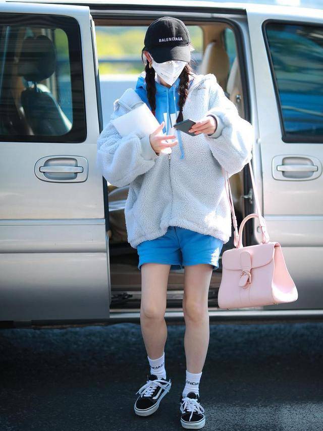 个性 卫衣宽松太休闲，搭配它感觉要跑起来