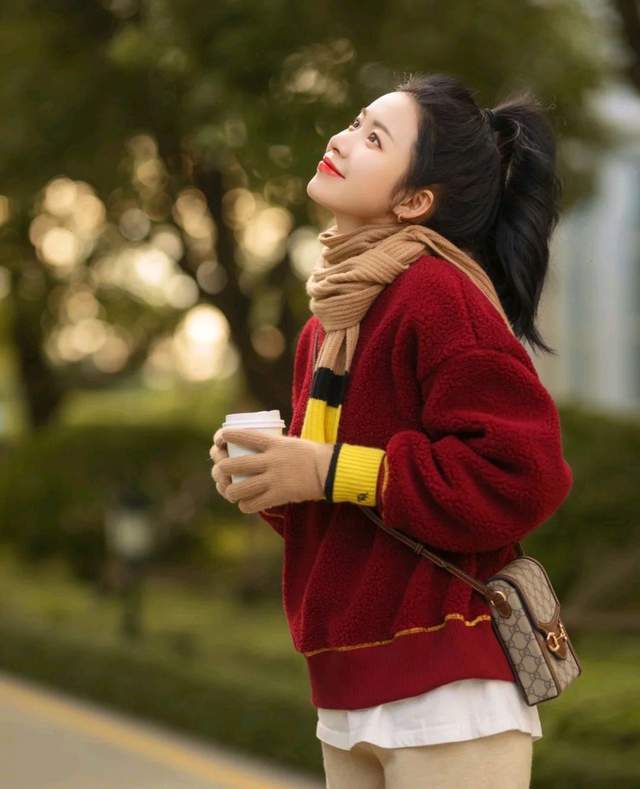 羊羔 在寒冷的冬天，不要只知道穿羽绒服，羊羔毛服装也很受宠