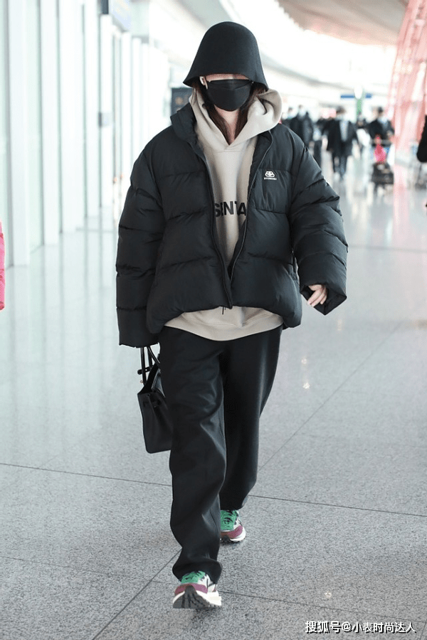 颜色 郑希怡穿冬装都比别人有范，皮面羽绒服配九分裤，时尚堪比小姑娘