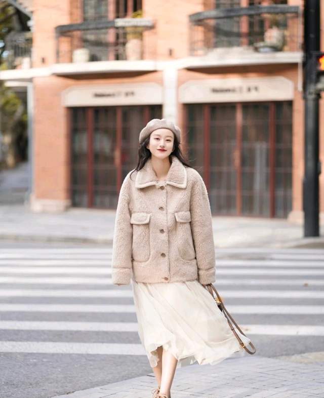 羊羔 在寒冷的冬天，不要只知道穿羽绒服，羊羔毛服装也很受宠