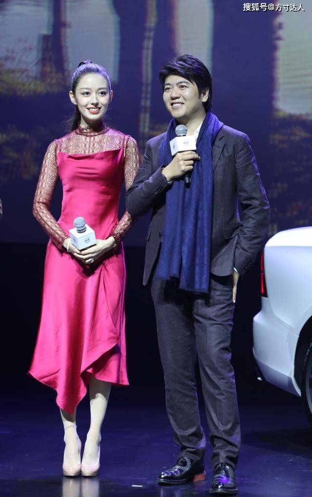 身材 吉娜又给郎朗长脸!一字肩配绒毛外搭优雅动人,不秀身材也很美