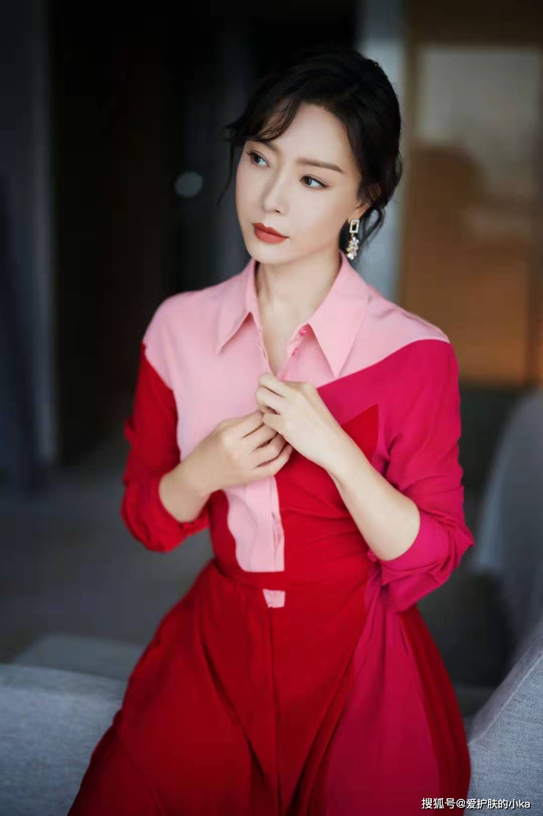 裙子 陈数40多岁了气质依旧出众，穿衬衫裙也优雅，真是中年女性的典范