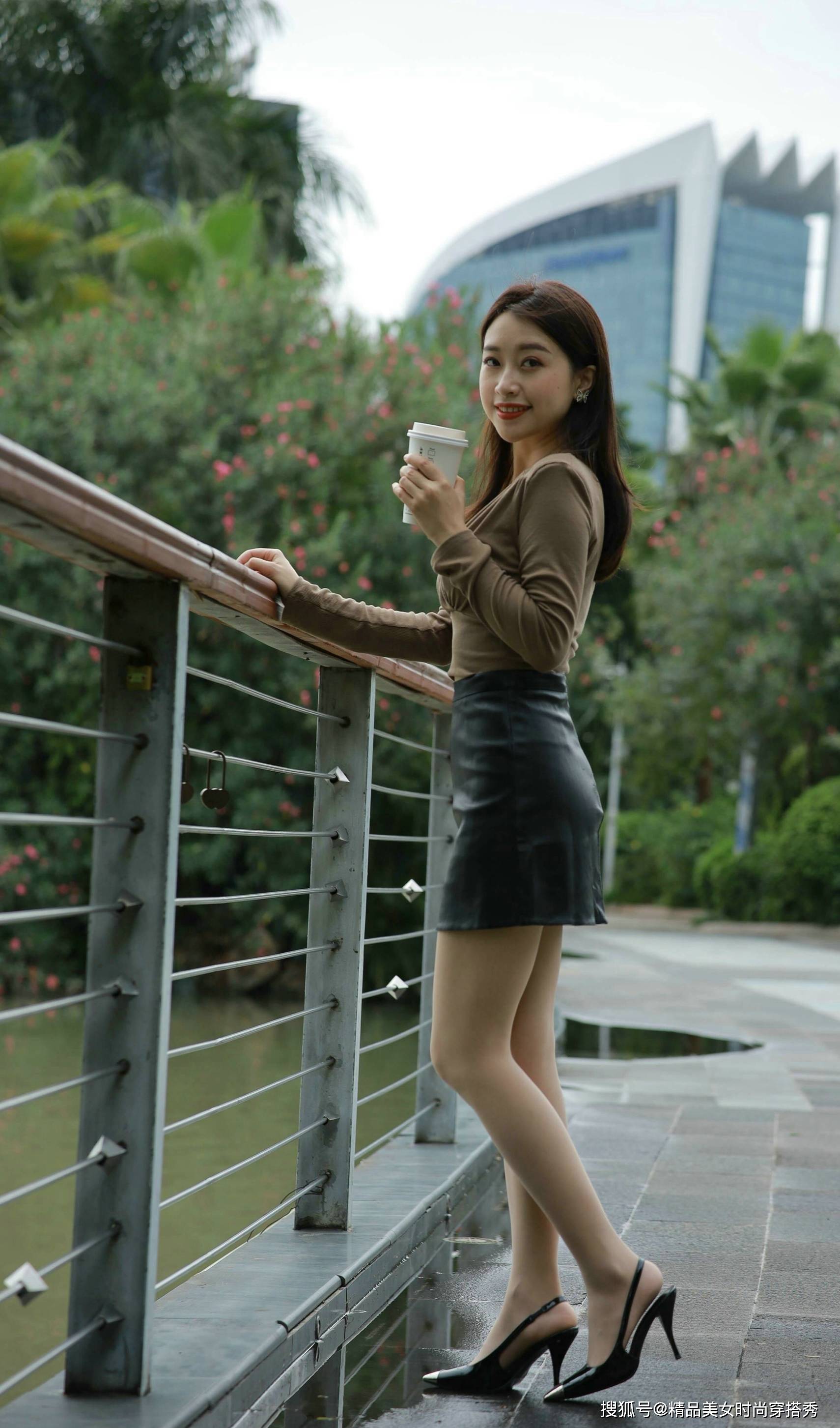 黑色 简洁的装束也可以让你提升整体的气质，回头率飙升，做街头丽人