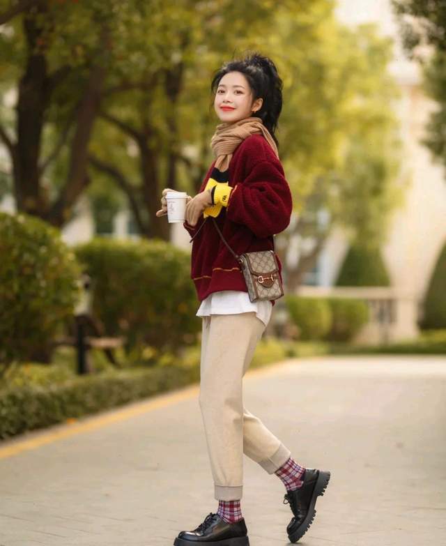 羊羔 在寒冷的冬天，不要只知道穿羽绒服，羊羔毛服装也很受宠