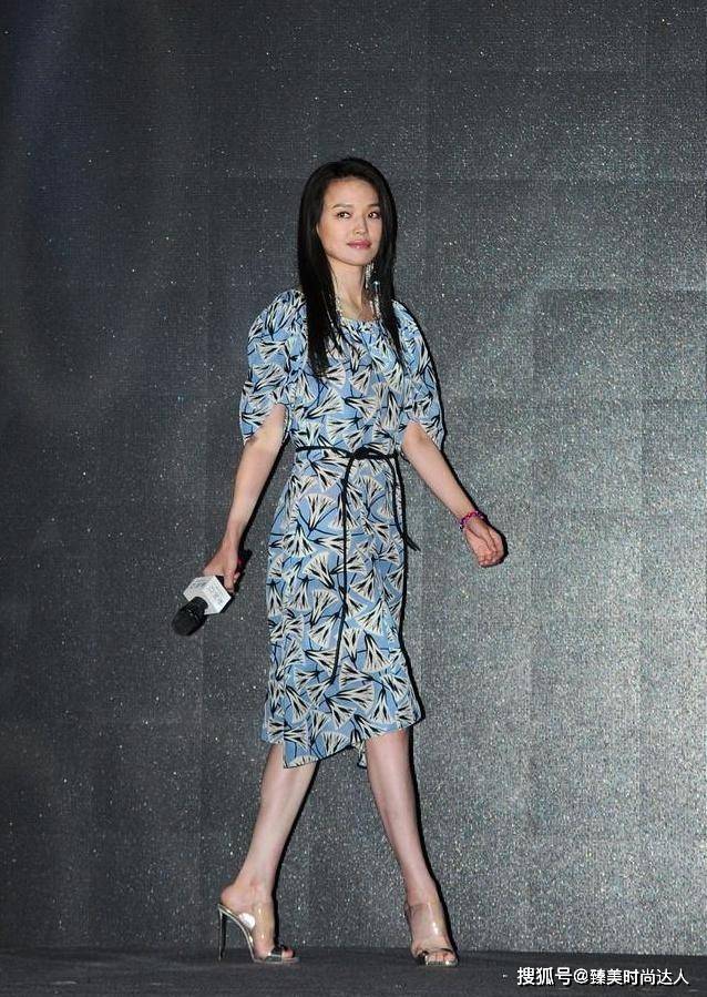 原创舒淇的魅力女人看了都心动,穿一身"法式蓝"太美,身材真窈窕