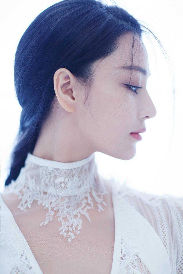 身姿 张馨予简直美到犯规，一袭白色V领连衣裙大秀曼妙身姿，性感高级