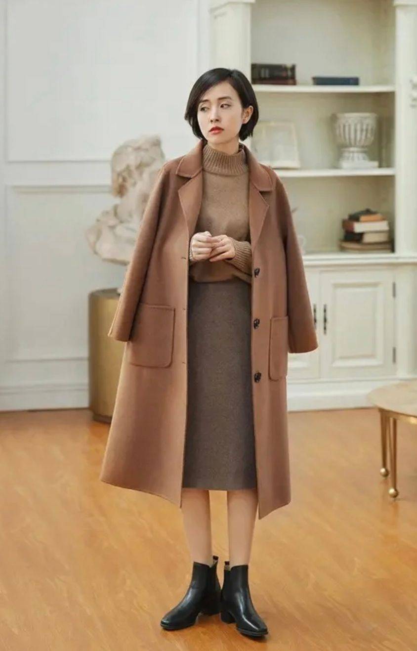 大衣 “大衣+牛仔裤”烂大街了，现在流行搭配这4种下装，时髦更显气质