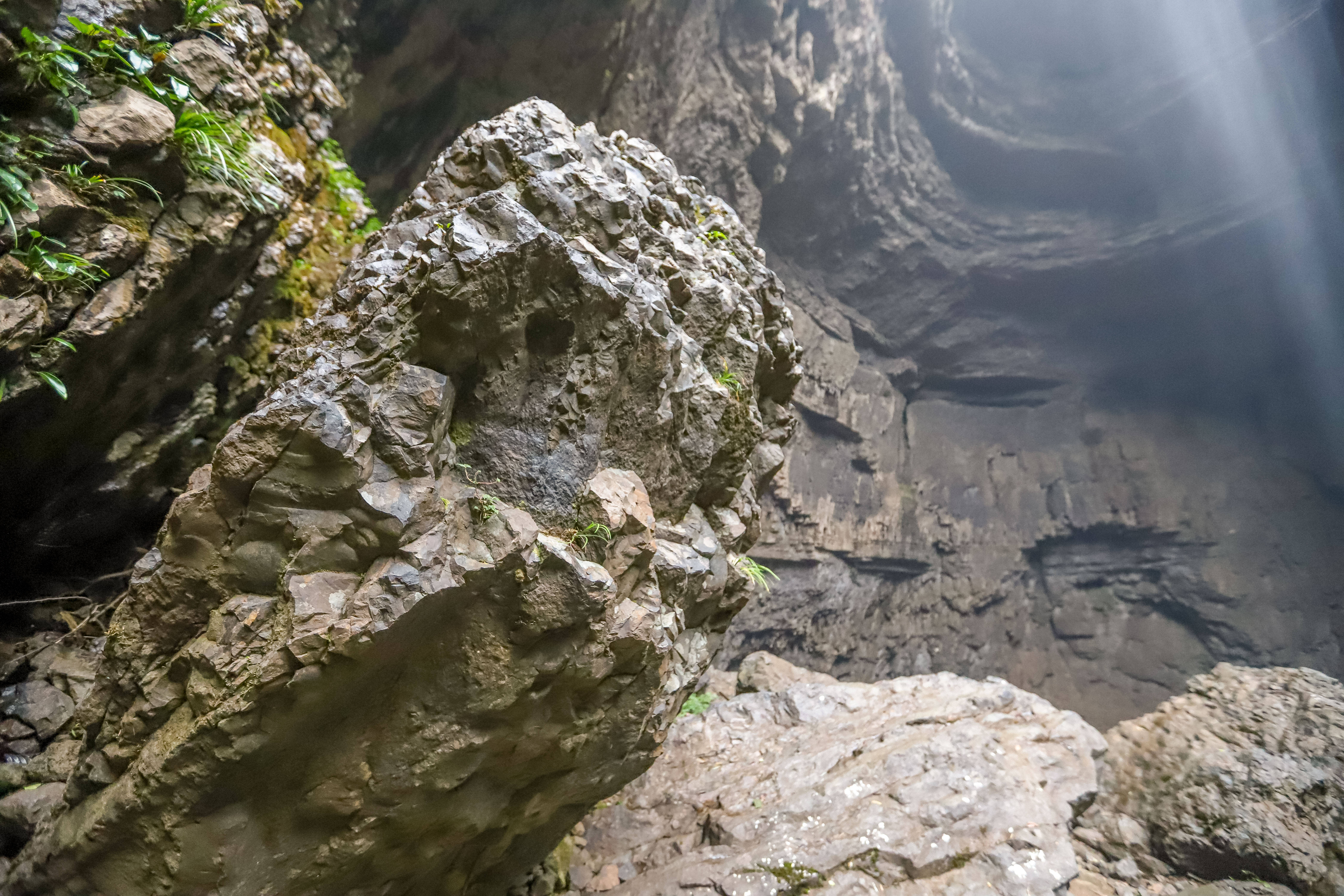 乐山不为人知的秘境，深入天坑溶洞探险，悬崖瀑布太壮观