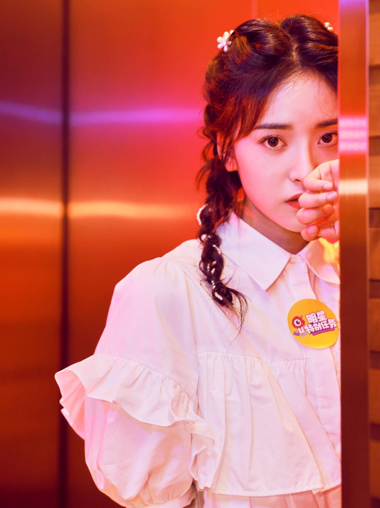 久违的沈月最新写真白色上衣配背带裤看上去最多18岁