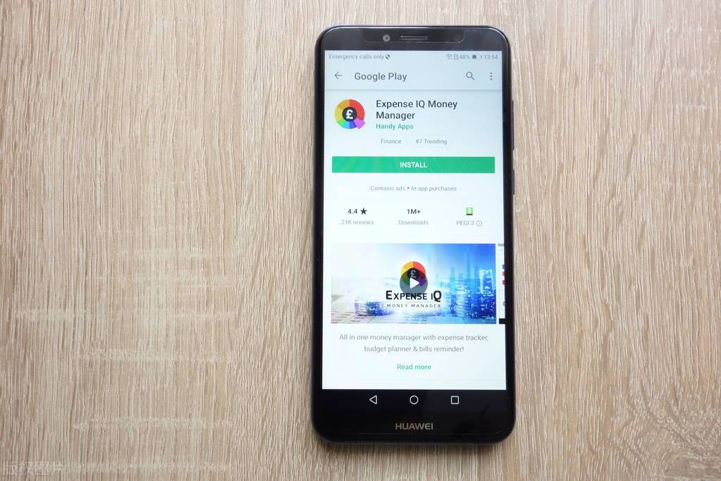 苹果手机被曝出现红绿屏现象，主要涉及iPhone12和13，网友吐槽：想摔手机