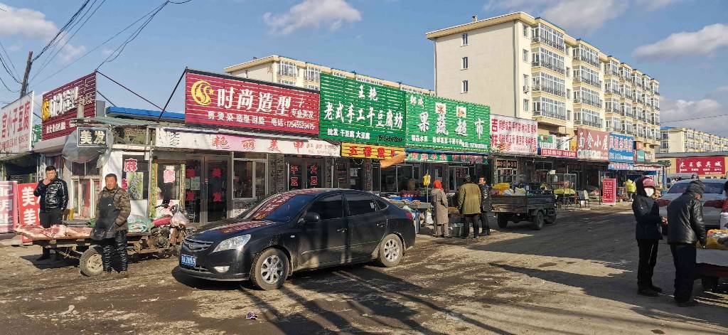 黑龙江五常沙河子镇山水小区居民小区门口违建板房接电生煤炉