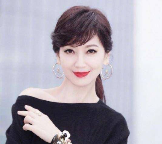 卷发奔四奔五的女人，这3款“发型”尽量不要留，看着显老还没气质