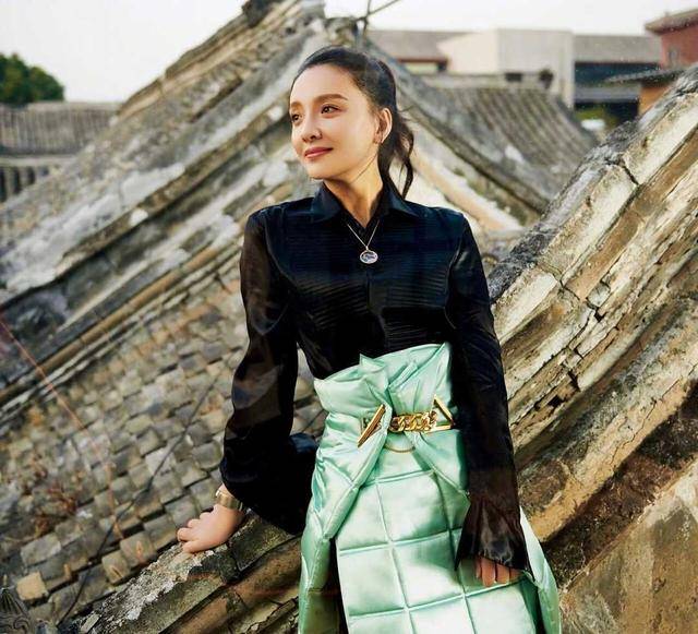 真有 孙茜身材真有“料”，大背头发型搭配蓝色抹胸裙，身材凹凸感十足