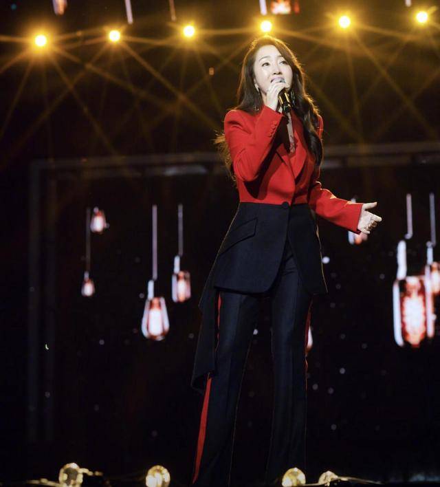 颜色 杨钰莹真会穿，一袭黑色风衣搭配牛仔裤优雅又潇洒，减龄又时髦