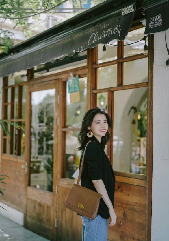 塑造出 三木博主春季穿搭,西服配牛仔裤修身又显瘦,展现出知性大方气质