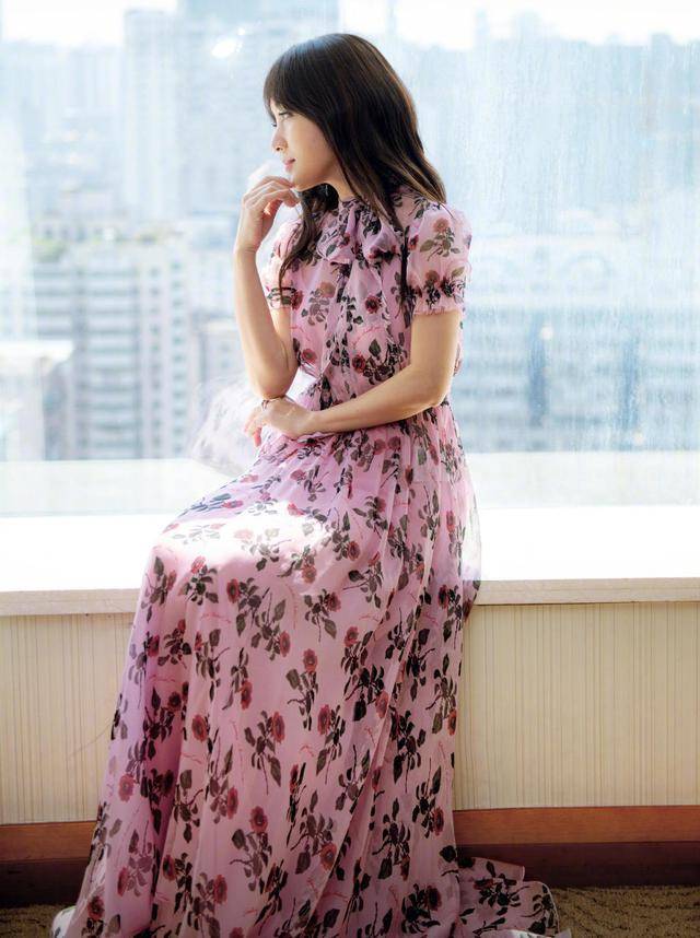 颜色 杨钰莹真会穿，一袭黑色风衣搭配牛仔裤优雅又潇洒，减龄又时髦