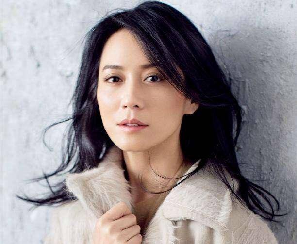 卷发奔四奔五的女人,这3款“发型”尽量不要留,看着显老还没气质