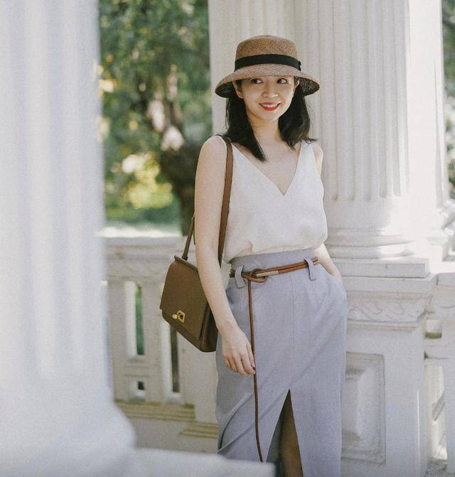 三木 三木日常穿搭，墨绿色衬衫配开叉裙更显优雅高级，让你美整个春天