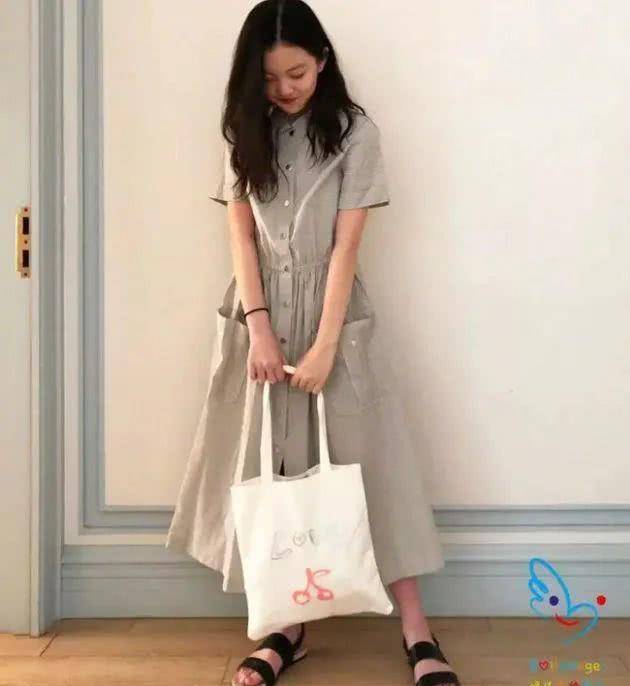 黑色 14岁李嫣晒近照，染大胆橘黄头发配红唇秀性感，这哪像14岁？