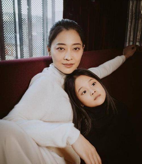 毛衣 45岁梅婷携儿女拍大片，女儿继承妈妈黑眼圈，儿子肉嘟嘟太像妈