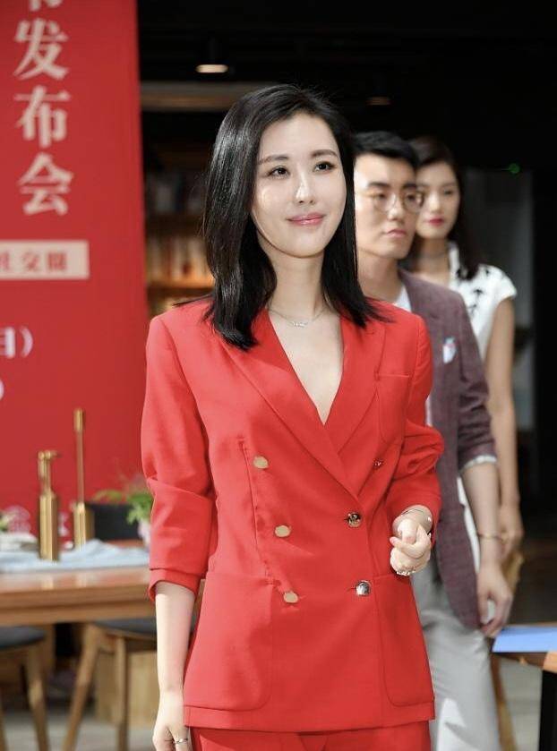 黑色 田朴珺穿衣真胆大，身穿大红色西服look高级又时髦，美不胜收