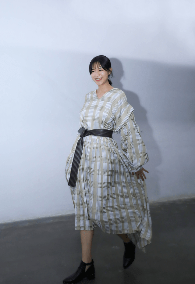 黑色 著名主持人“李艾”真会穿，身穿无袖印花连衣裙气质全开，美呆了