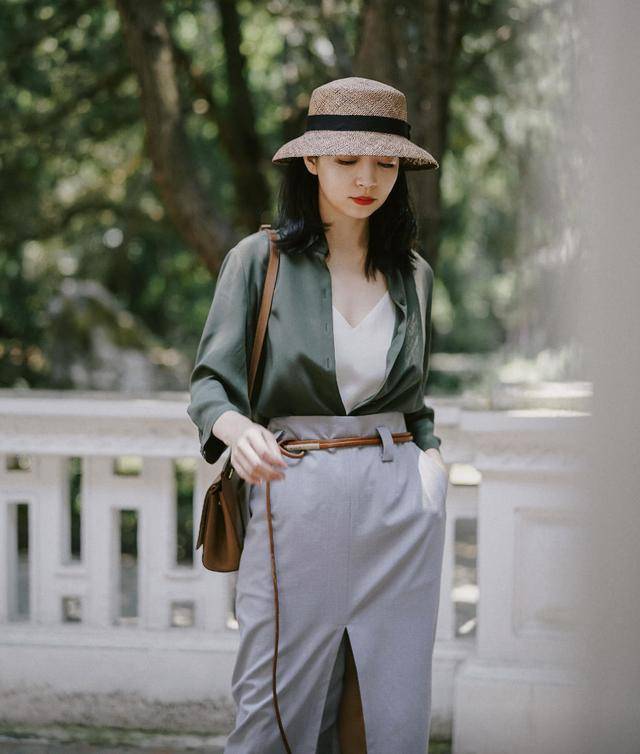 三木 三木日常穿搭，墨绿色衬衫配开叉裙更显优雅高级，让你美整个春天