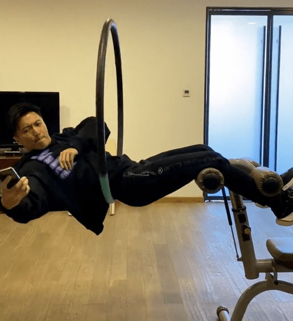 原创继悬空转呼啦圈后谢霆锋再挑战高难度下蹲秀超强柔韧度和平衡力