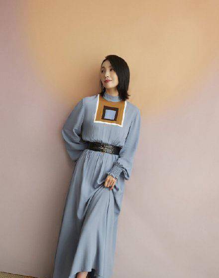 陶虹 小陶虹太会炫富了，呢大衣配皮草围巾贵妇范儿，黑色平底鞋反差萌