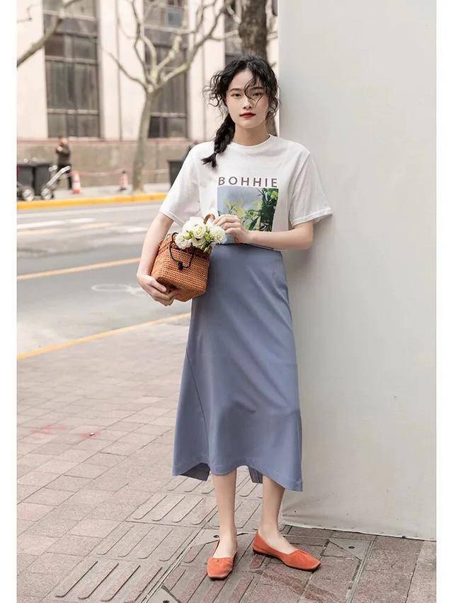 举手投足 白T恤+紫色半身裙+平底单鞋