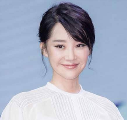 卷发奔四奔五的女人，这3款“发型”尽量不要留，看着显老还没气质