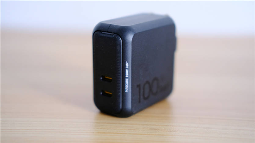 设计|给背包“减负”：Aohi Magcube 100W氮化镓充电器一个顶俩！