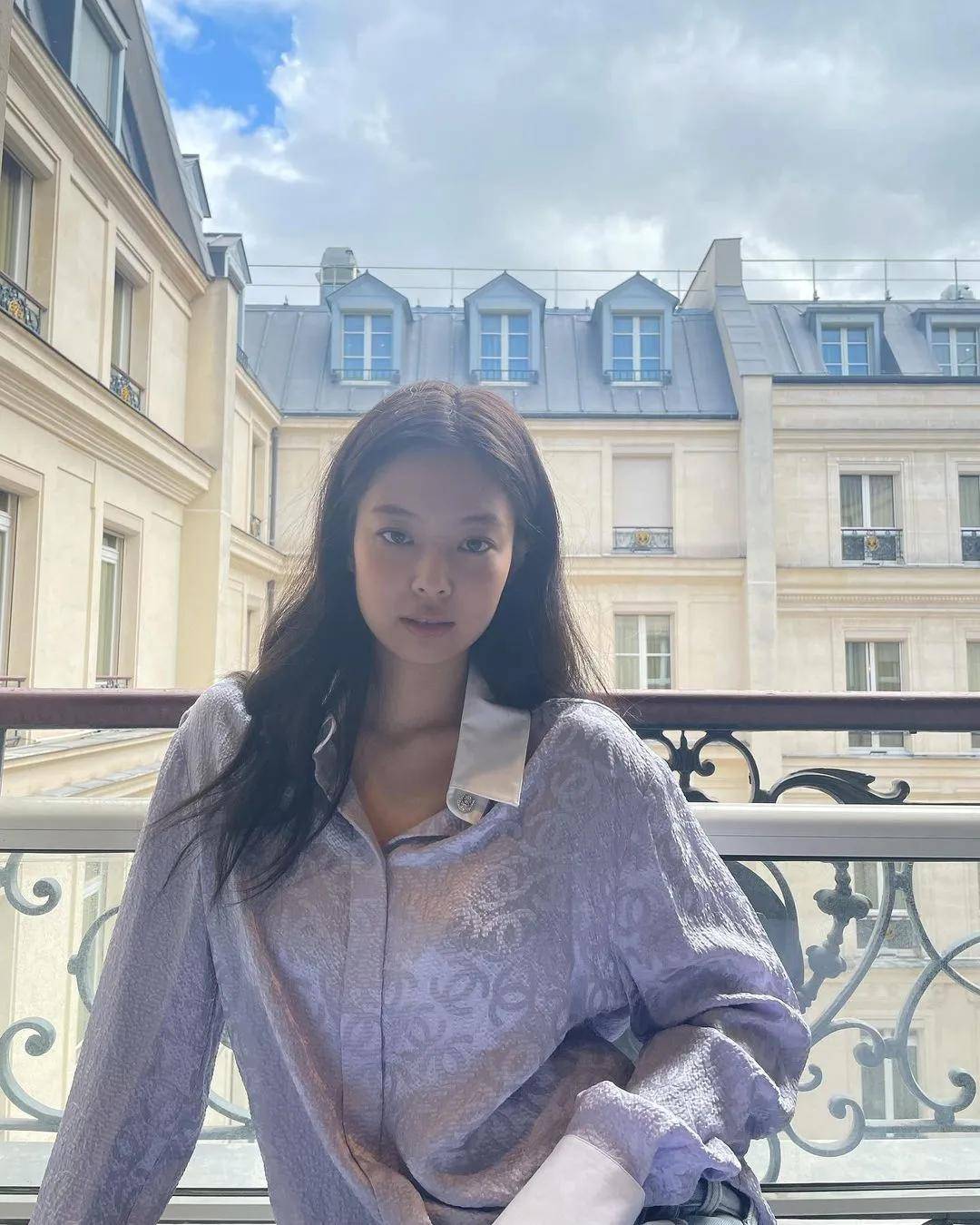 黑色 Jennie“斩男吊带”撞衫易梦玲？黑丝配球鞋yyds！