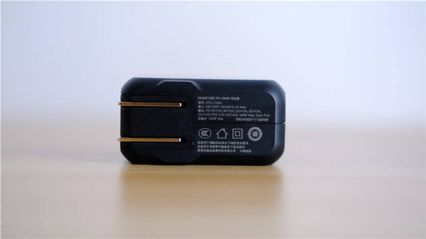 设计|给背包“减负”：Aohi Magcube 100W氮化镓充电器一个顶俩！