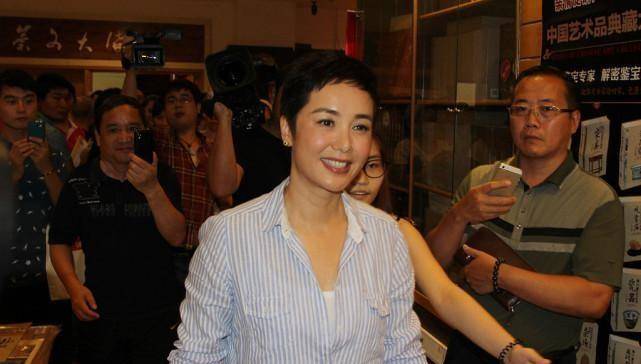 条纹 知性的女人穿衣时尽量选衬衫,看蒋雯丽的造型,优雅又高级