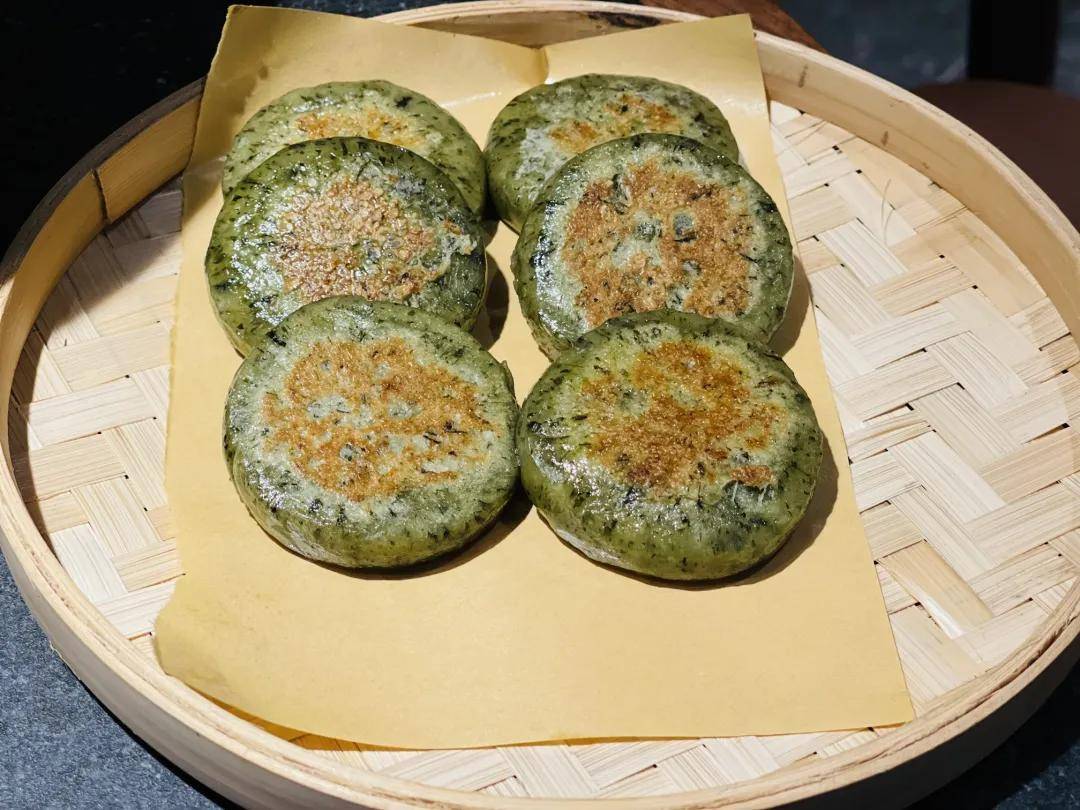 蒿子粑粑不是那种带馅的,两面一煎,悠悠清香味还是不错的.