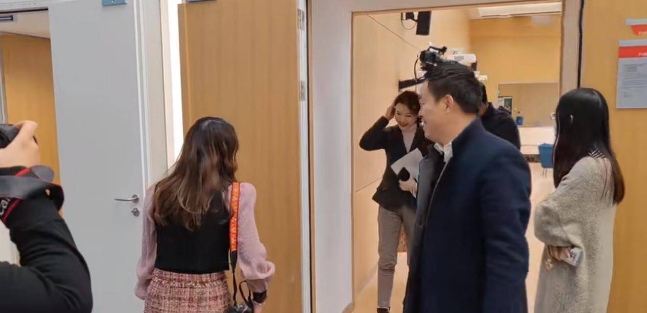 西装 董卿担任嘉宾评委,穿“干部”西装利落有气场,独居C位太有份量