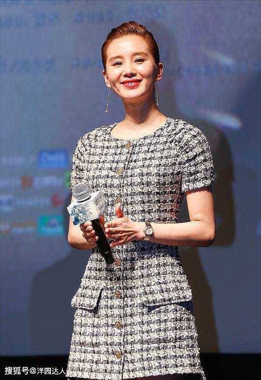 套装 刘诗诗的气质没得比,小香风穿出轻熟优雅感,不露天鹅颈也很高级