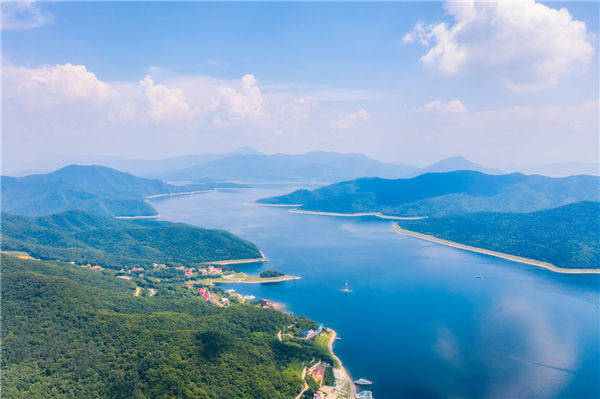 距吉林市约20公里,是吉林省最大的人工湖,由拦截松花江水建设丰满水电