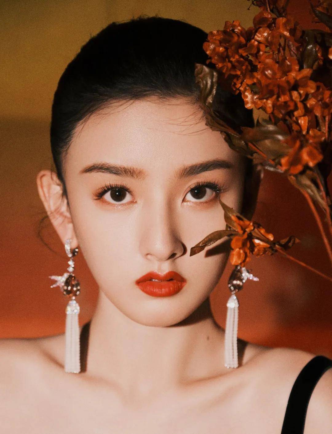 氛围营业照美到离谱，杨超越就是下一个氛围感大师啊！