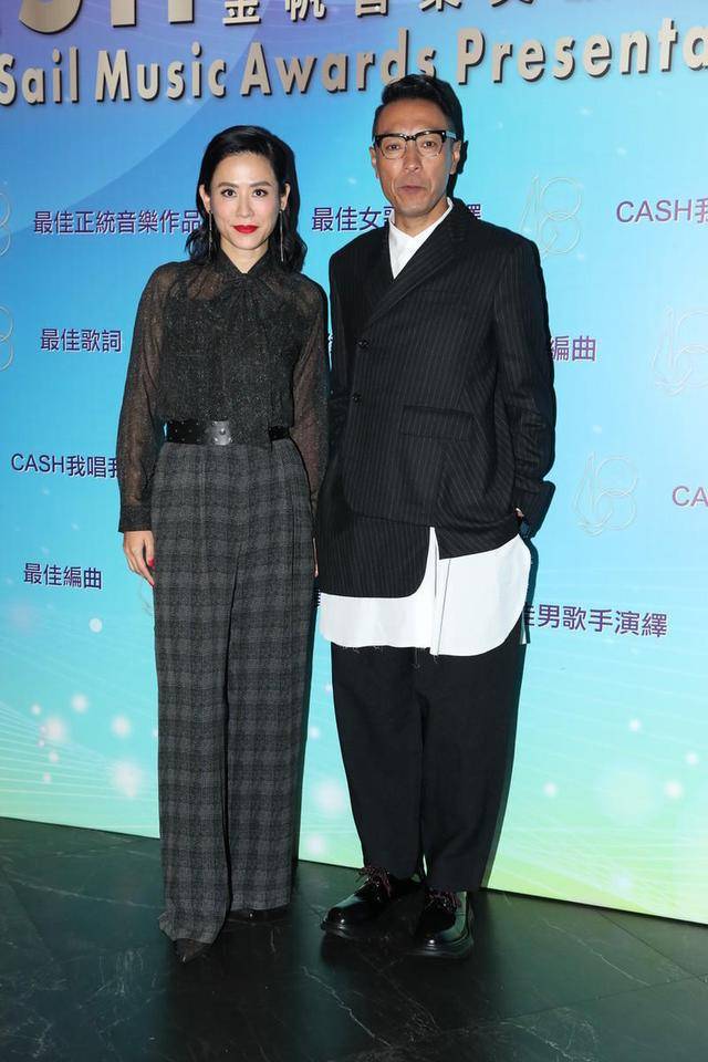 女神 宣萱49岁依旧魅力十足!黑色薄纱上衣配格子裤率性利落,稳重大气