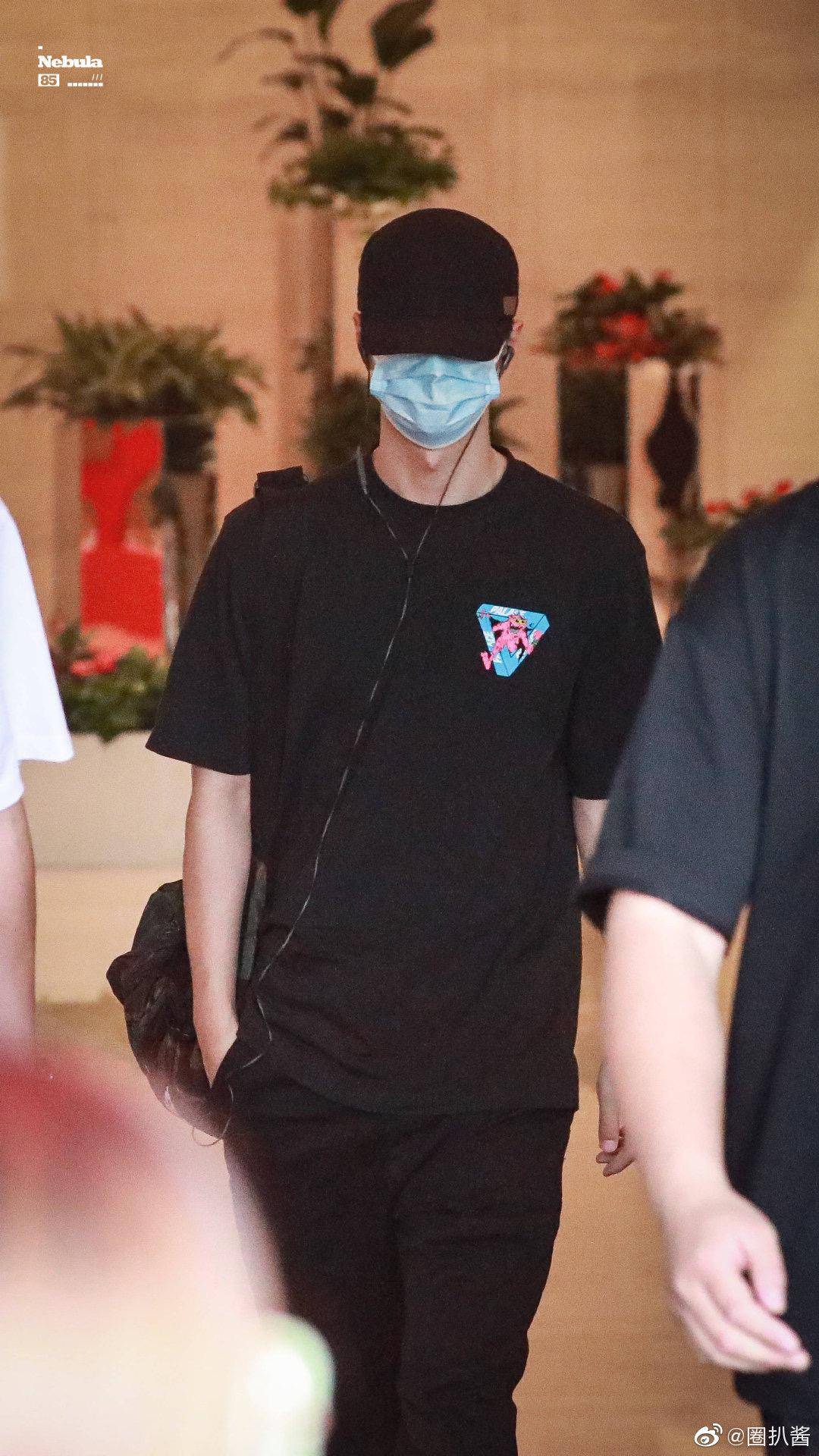 原创王一博舞台造型生图,黑色连帽卫衣搭配字母印花裤,帅到爆