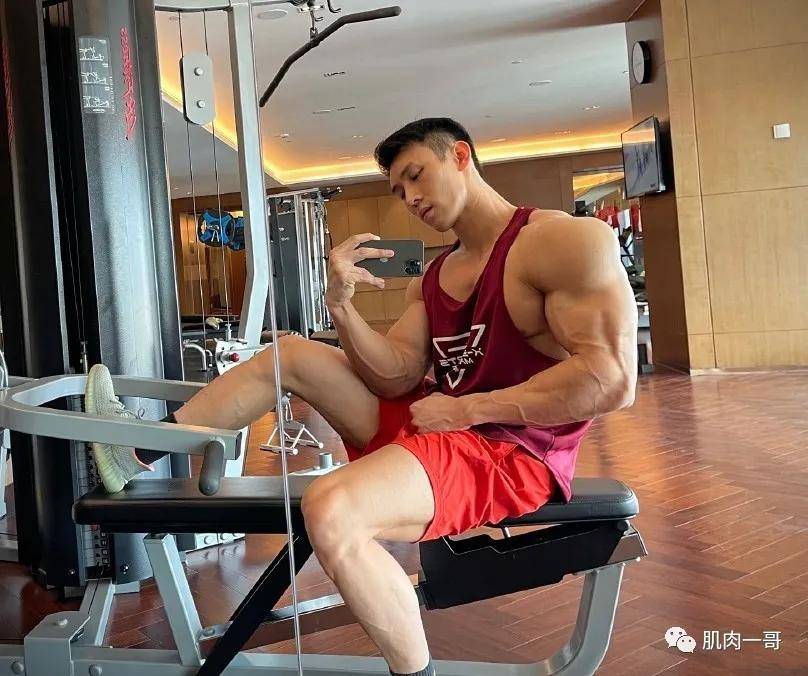 健身|180cm健体冠军拍肌肉写真走红，这肉体太撩了