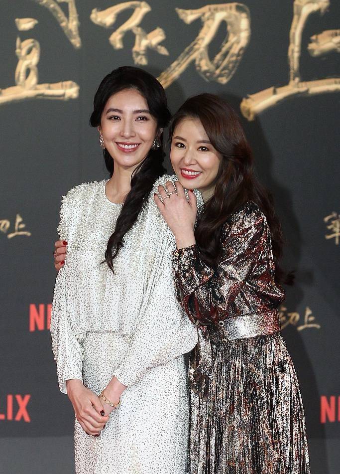 土豪林心如被宠出幸福肥，土豪金裙上身富态十足，不显土气反而显高级