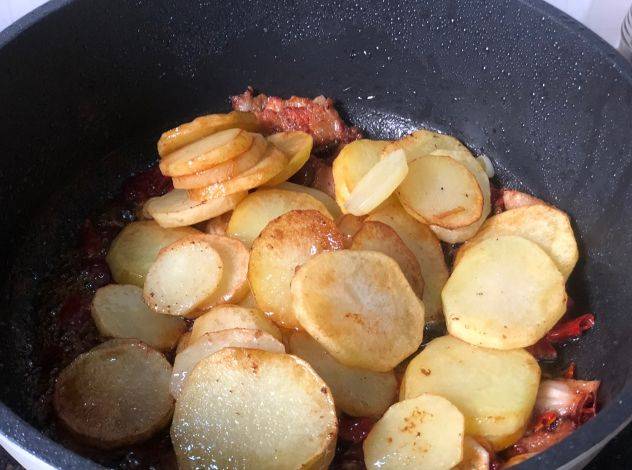 做法|做干锅土豆片,别直接炒,教你正确做法,滋味浓郁口感好,比肉香