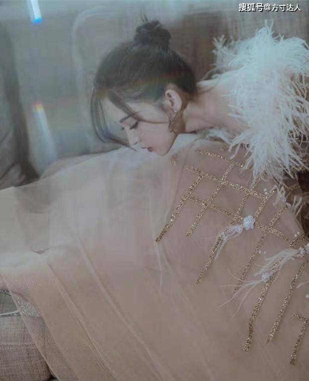 玲珑 古力娜扎令人惊艳，一身金孔雀造型宛如仙女，玲珑有致身材是一绝