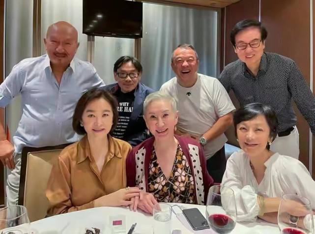 颜色 67岁林青霞罕见露面！参加聚会美成焦点，穿衬衫颜值不老太女神