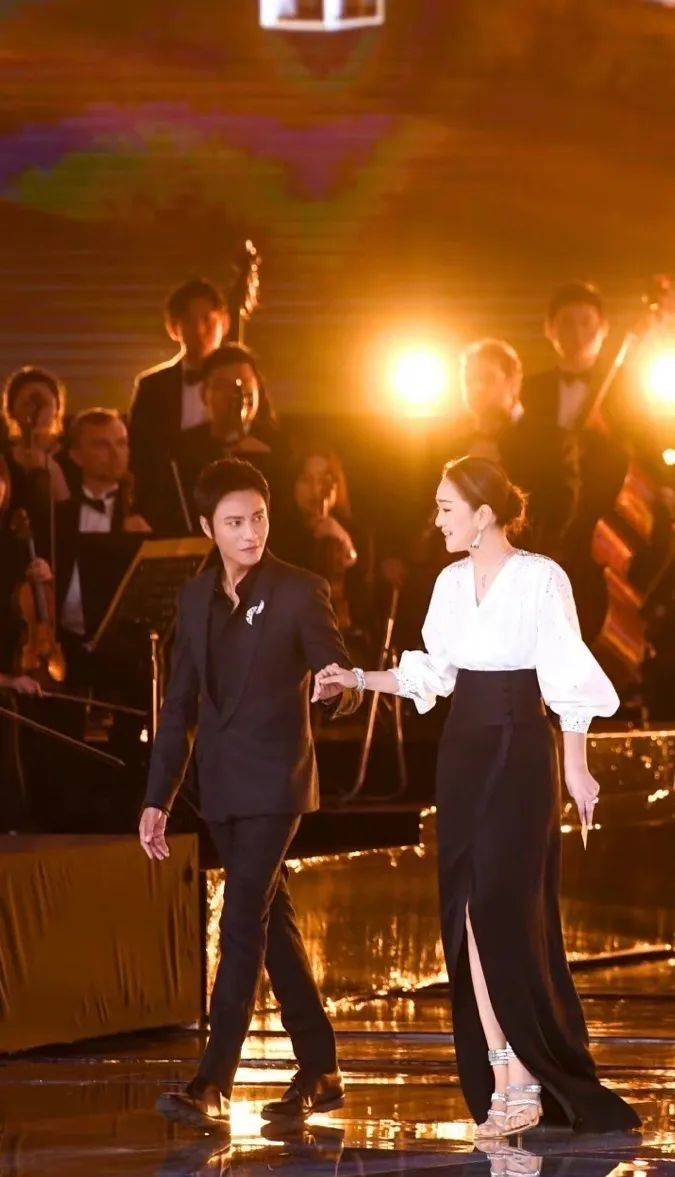 阿云嘎 北影节红毯:巩俐长裙高开叉,关晓彤秀长腿,马伊琍短发温柔